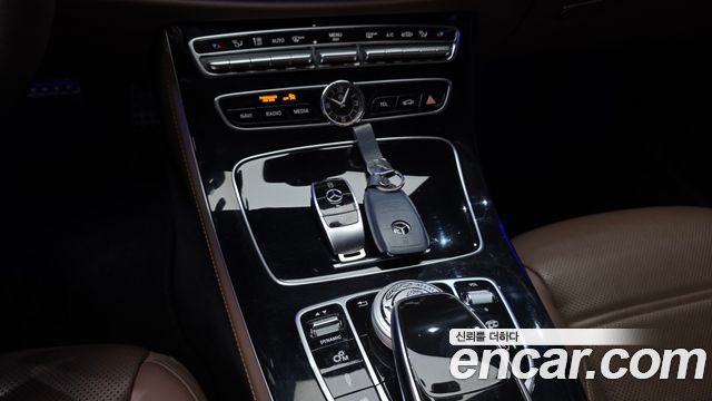 Mercedes-Benz E-Class 2019 — photo 27