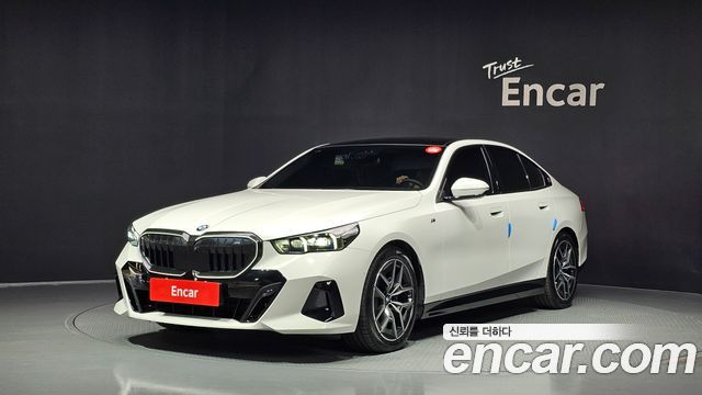 BMW 5-Series 2025 — photo 1