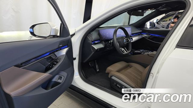BMW 5-Series 2025 — photo 13