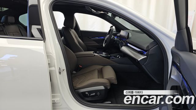 BMW 5-Series 2025 — photo 17