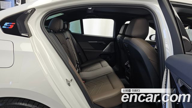 BMW 5-Series 2025 — photo 18