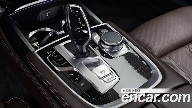BMW 7-Series 2018 — photo 9