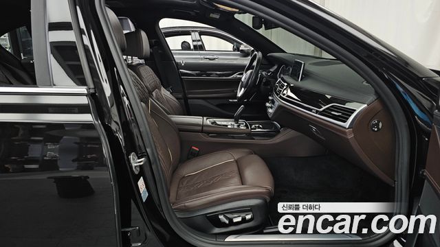 BMW 7-Series 2018 — photo 11