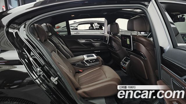 BMW 7-Series 2018 — photo 12
