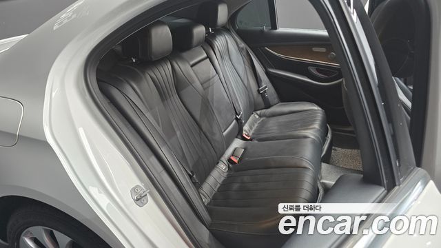 Mercedes-Benz E-Class 2018 — photo 18