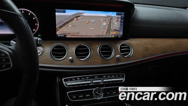 Mercedes-Benz E-Class 2018 — photo 20