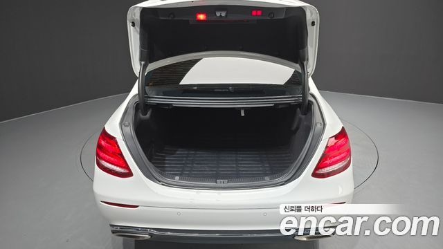 Mercedes-Benz E-Class 2018 — photo 24
