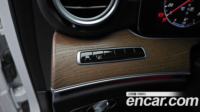 Mercedes-Benz E-Class 2018 — photo 26
