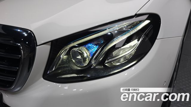 Mercedes-Benz E-Class 2018 — photo 8
