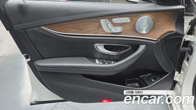 Mercedes-Benz E-Class 2018 — photo 14
