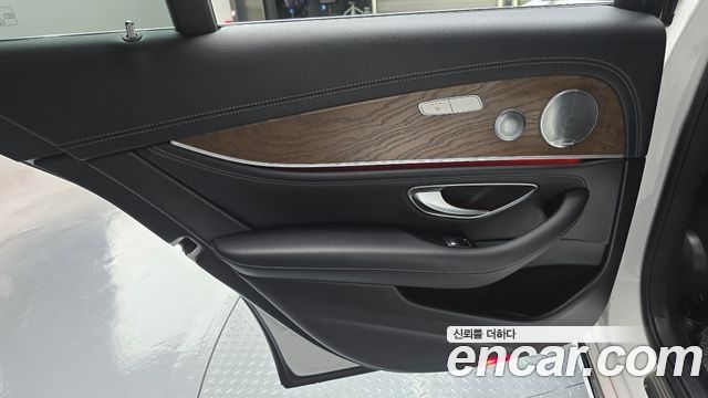 Mercedes-Benz E-Class 2018 — photo 15
