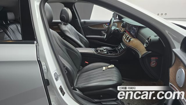 Mercedes-Benz E-Class 2018 — photo 16