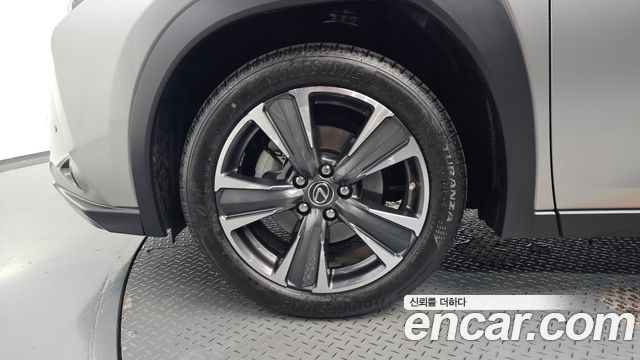Lexus UX 2019 — photo 5