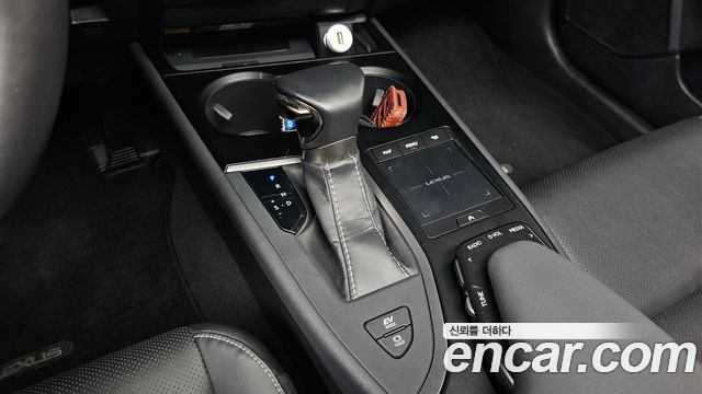 Lexus UX 2019 — photo 12