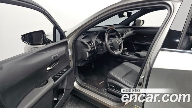 Lexus UX 2019 — photo 13