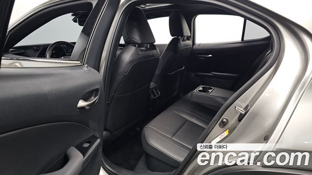 Lexus UX 2019 — photo 17
