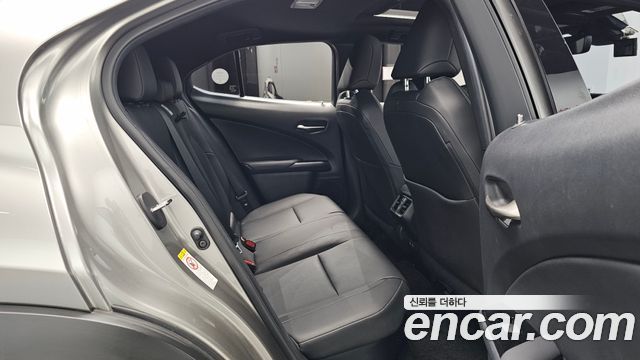 Lexus UX 2019 — photo 18