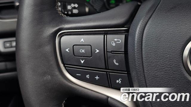 Lexus UX 2019 — photo 20