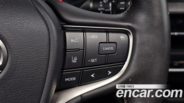 Lexus UX 2019 — photo 21