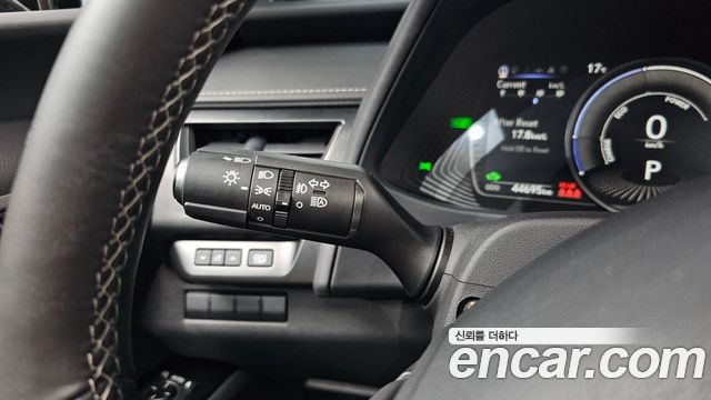 Lexus UX 2019 — photo 23