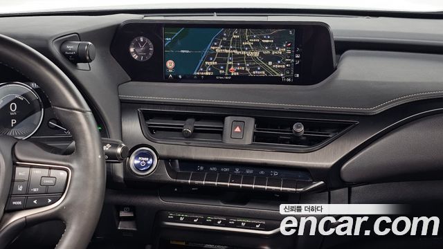 Lexus UX 2019 — photo 25
