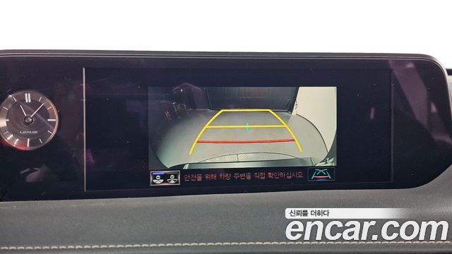 Lexus UX 2019 — photo 26