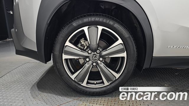 Lexus UX 2019 — photo 7