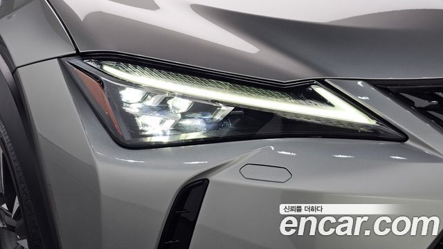 Lexus UX 2019 — photo 8