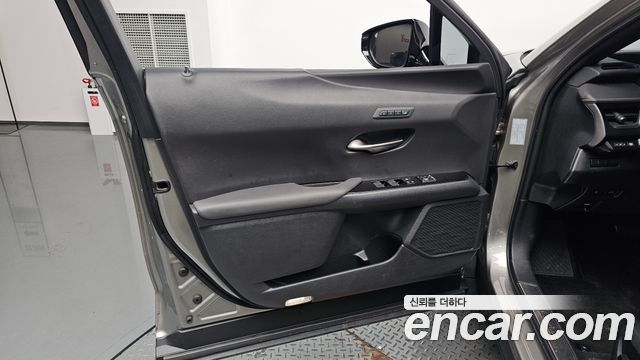 Lexus UX 2019 — photo 14