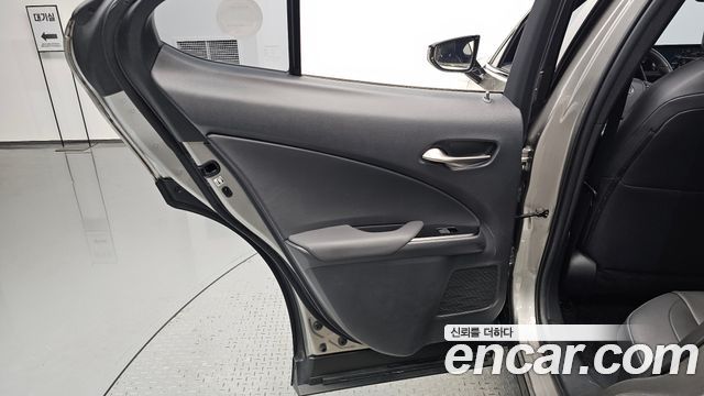 Lexus UX 2019 — photo 15