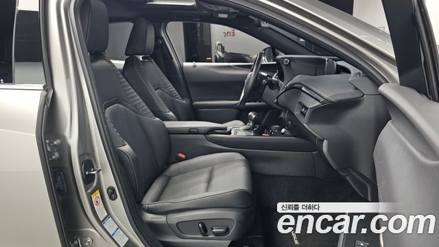 Lexus UX 2019 — photo 16