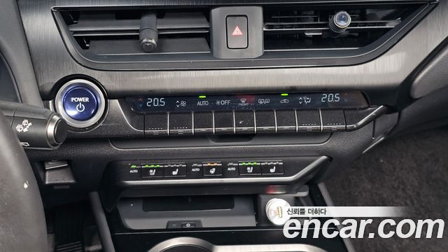 Lexus UX 2019 — photo 28