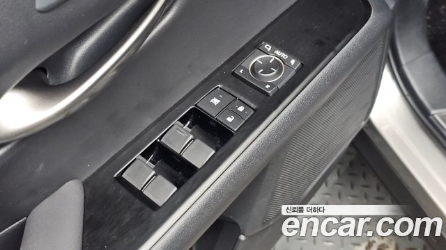 Lexus UX 2019 — photo 30