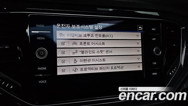 Volkswagen T-Roc 2021 — photo 23