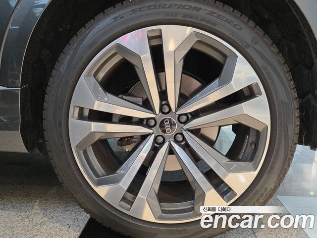Audi Q8 2023 — photo 5
