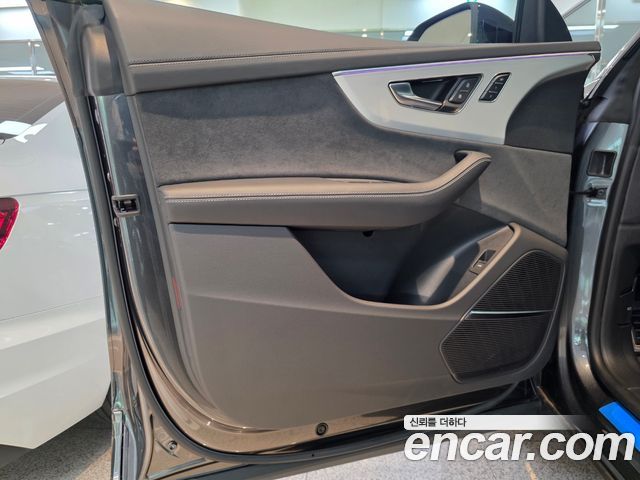 Audi Q8 2023 — photo 11