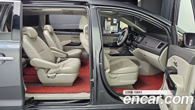 Kia Canival 2016 — photo 16