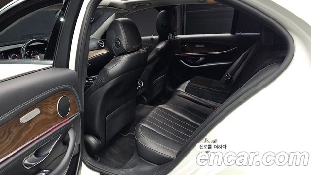 Mercedes-Benz E-Class 2019 — photo 17