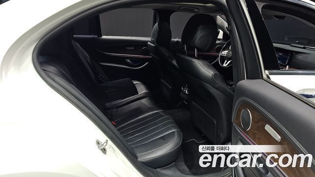 Mercedes-Benz E-Class 2019 — photo 18