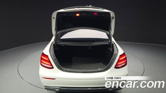 Mercedes-Benz E-Class 2019 — photo 26