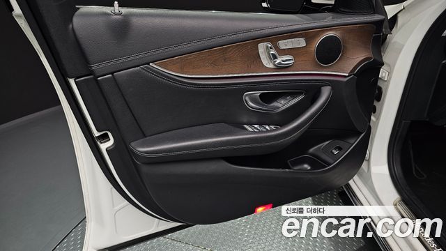 Mercedes-Benz E-Class 2019 — photo 14