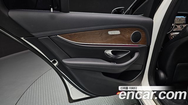 Mercedes-Benz E-Class 2019 — photo 15