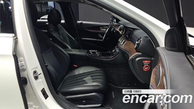 Mercedes-Benz E-Class 2019 — photo 16