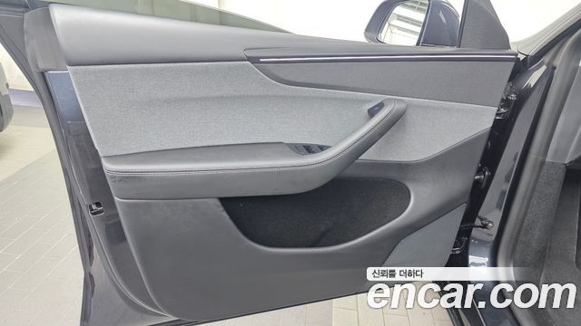 Tesla Model Y 2025 — photo 14