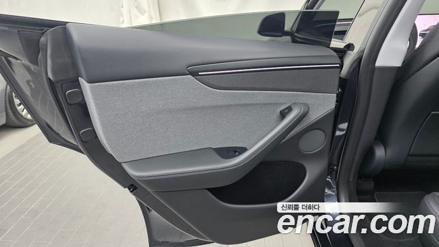 Tesla Model Y 2025 — photo 15