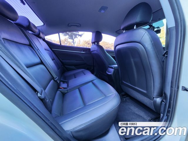 Hyundai AVANTE 2018 — photo 12