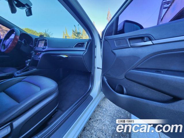 Hyundai AVANTE 2018 — photo 14