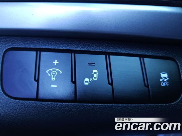 Hyundai AVANTE 2018 — photo 16