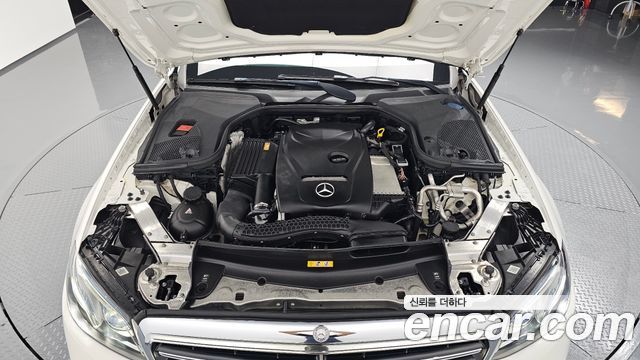 Mercedes-Benz E-Class 2017 — photo 6