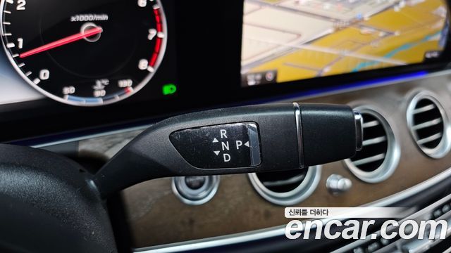 Mercedes-Benz E-Class 2017 — photo 12